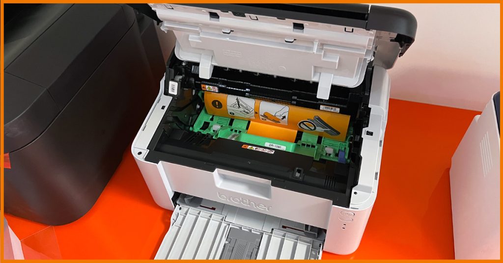Jak skonfigurować nową drukarkę - wnętrze drukarki laserowej