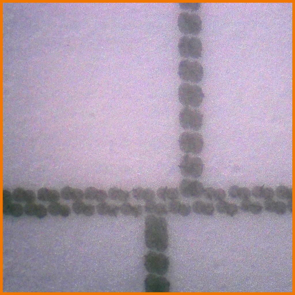 wydruk na papierze fotograficznym błyszczącym pod mikroskopem