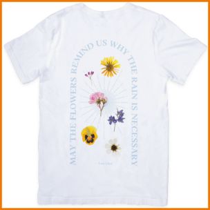 Koszulka z grafiką z kwiatami.